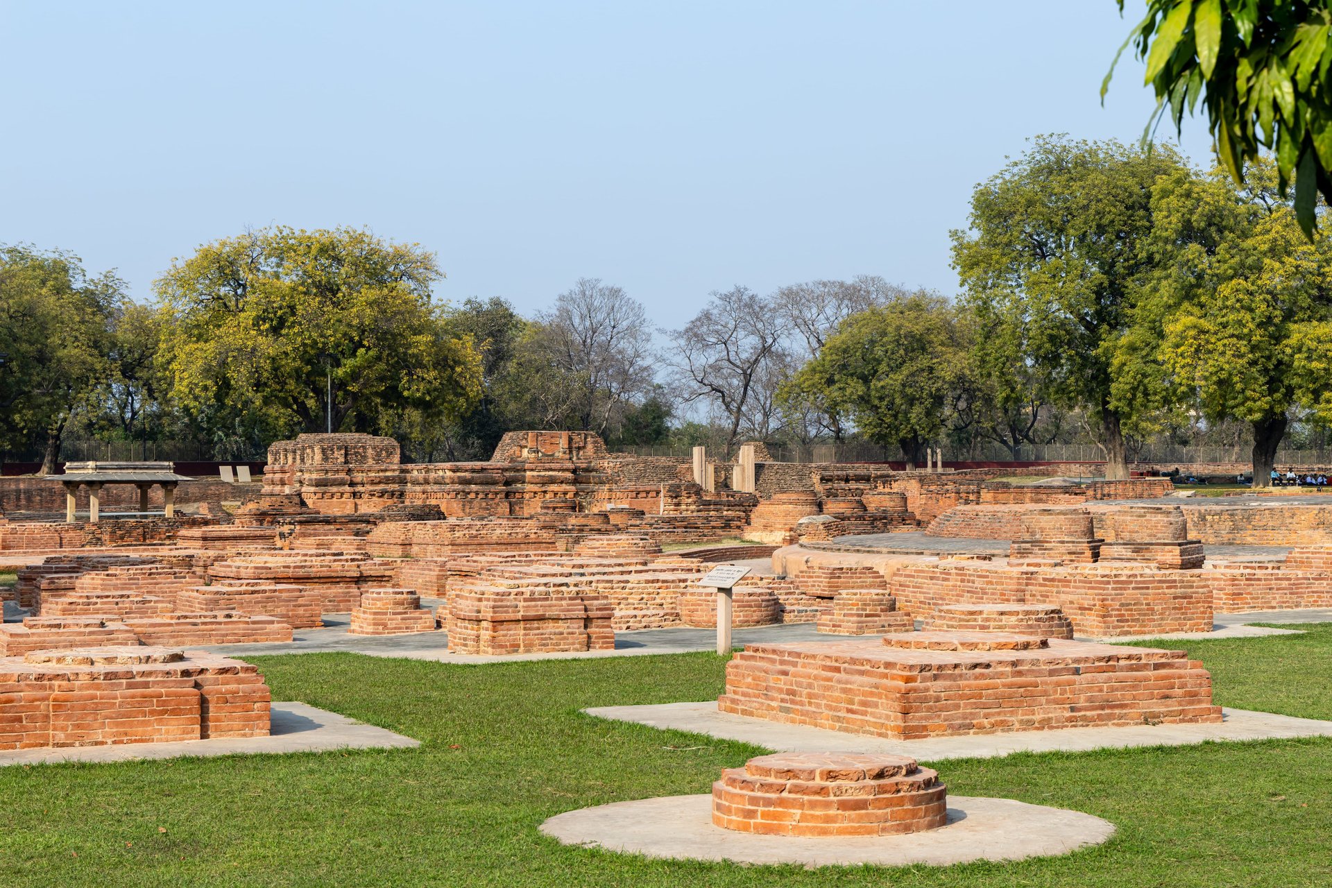 サールナートの古代仏教遺跡